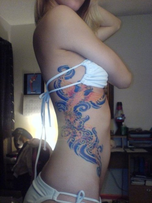 Цветна татуировка дракон отстрани на цялото тяло