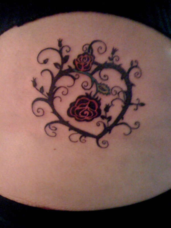 Татуировка сърце от бодливи рози