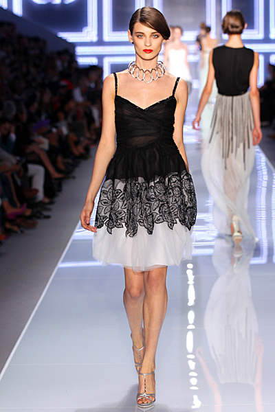 Разкроена от кръста рокля до коляно с тънки презрамки в черно и бледо сиво Dior Пролет-Лято 2012