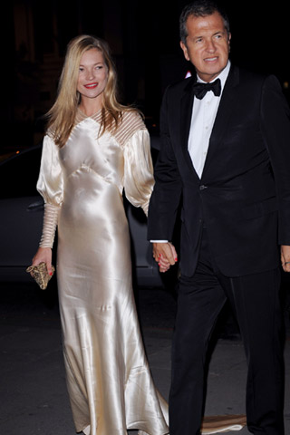 Кейт Мос в дълга сатенена рокля с Марио Тестино