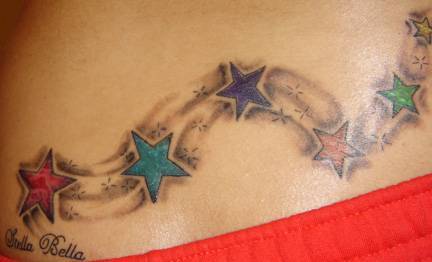 Татуировка на кръста цветни звезди