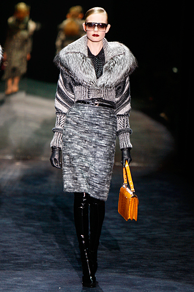 Права пола в сиво и късо палто Gucci Есен-Зима 2011