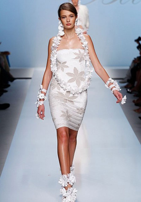 Флорална права бяла рокля без презрамки Blumarine пролет 2012