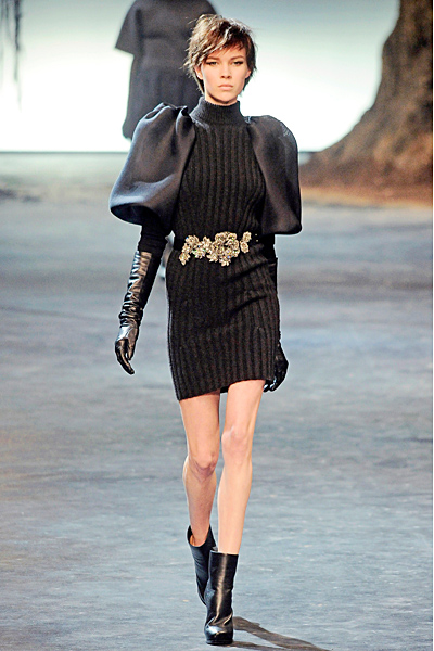 Черна плетена рокя с поло яка и колан на кръста Lanvin Есен-Зима 2011