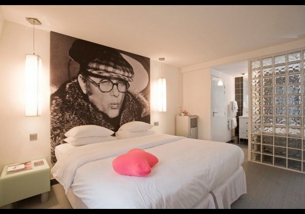модерна спалня с голям фото портрет