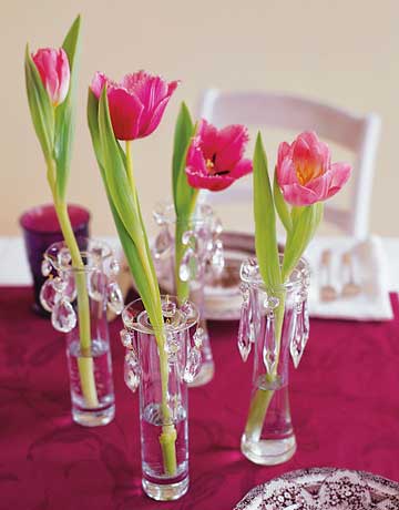 Декорация за маса с лилава покривка и лалета в стъклени вазички
