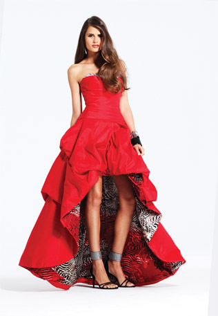 Ярко червена дълга рокля без презрамки и пола тип принцеса за бал 2012