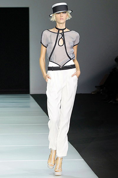 Бял лек панталон и ефектен топ с къс ръкав Emporio Armani Пролет-Лято 2012
