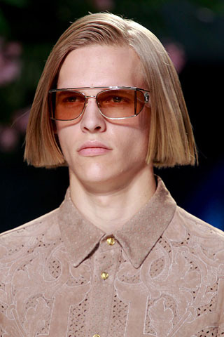 Права коса в мъжка прическа черта ревю на Versace пролет 2012