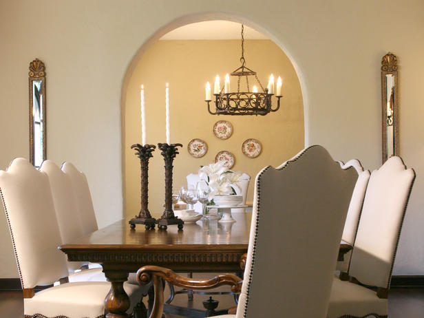 Интериор за трапезария с красиви бели столове