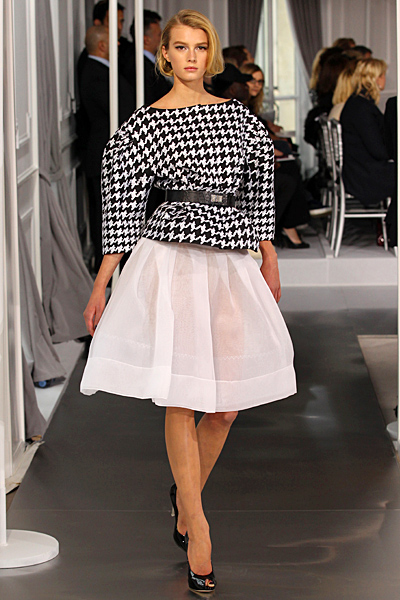 Бяла разкроена пола и карирано сако Haute Couture на Dior за Пролет-Лято 2012