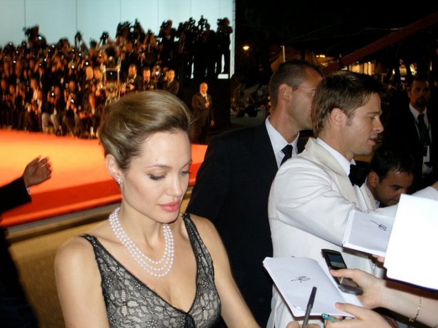Анджелина Джоли в елегантна рокля дантела и съпругът й Брад Пит разписват автографи