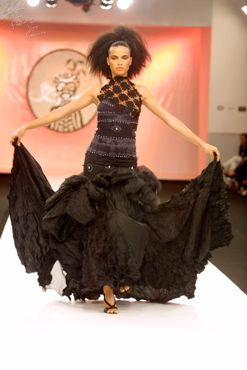 Адриана Лима в дълга черна рокля