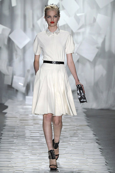Семпла бяла рокля с яка и разкроена пола с колан Jason Wu пролет 2012
