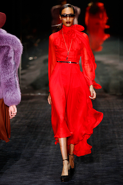 Коктейлна рокля в ярко червено Gucci Есен-Зима 2011