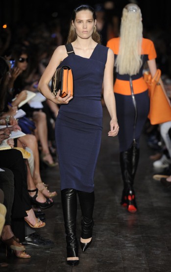 Тъмно синя рокля по тялото с две различни презрамки Victoria Beckham Пролет-Лято 2012