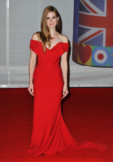 Лана Дел Рей в червена рокля Vivienne Westwood