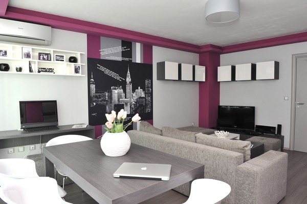 Интериор за малък апартамент сиво и лилаво