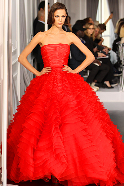 Червена рокля тип принцеса без презрамки Haute Couture на Dior за Пролет-Лято 2012