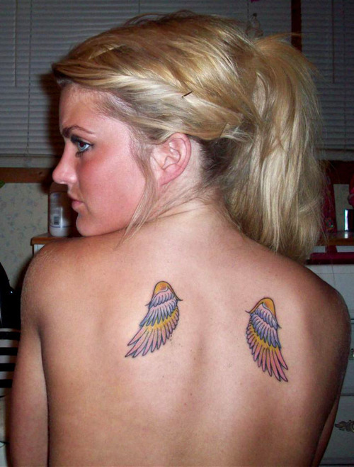 Цветна татуировка крила на гърба