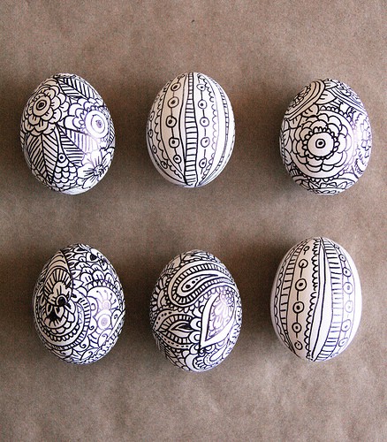 Красиви великденски яйца в черно и бяло