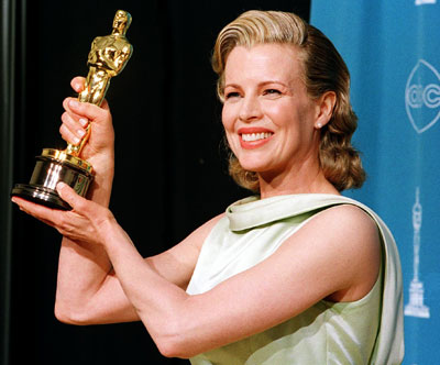 Ким Бейсинджър с Оскар за поддържаща женска роля в Поверително от Ел Ей, Оскари 1998