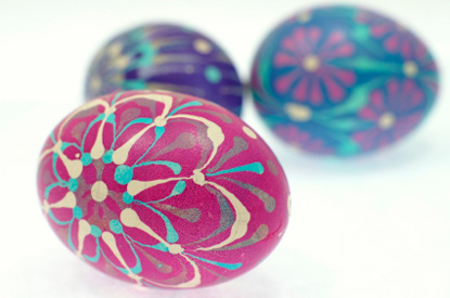 Великденски яйца изрисувани с орнаменти във форма цвете