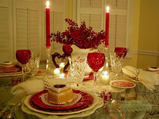 Ураса з авечеря на Свети Валентин с червени кристални чаши