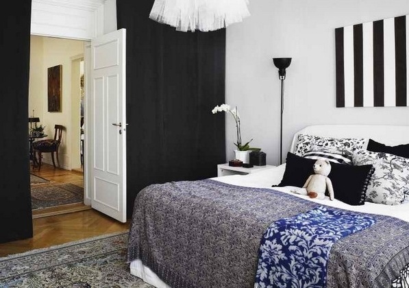модерна спалня със стени в черно и бяло