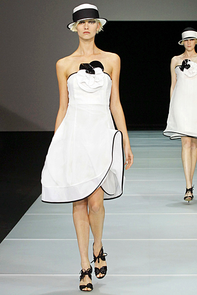 Бяла рокля до коляното с черен акцент Emporio Armani Пролет-Лято 2012