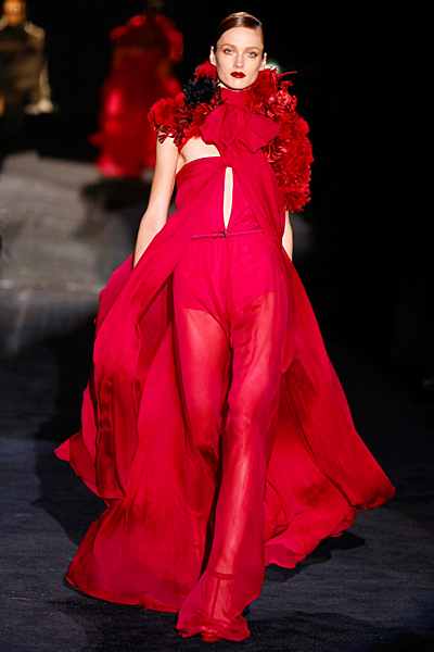 Винено червена дълга рокля полупрозрачна Gucci Есен-Зима 2011