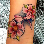 Татуировка вишнев цвят и панделка на китката