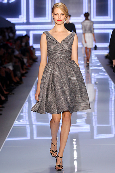 Стилна сива разкроена рокля с остро деколте Dior Пролет-Лято 2012