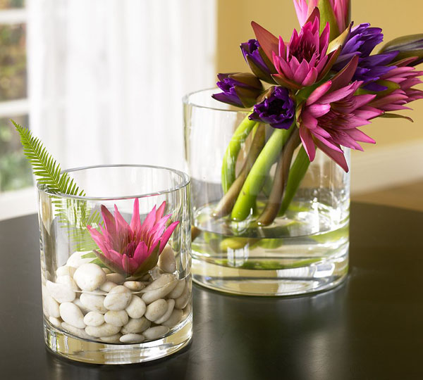 Декорация за дома с малки стилни вазички с пролетни цветя