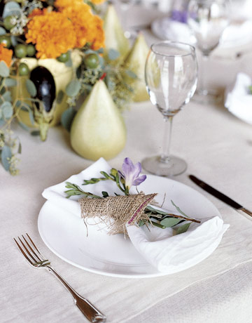 Красиво подредена маса със салфетка гарнирана с цвете
