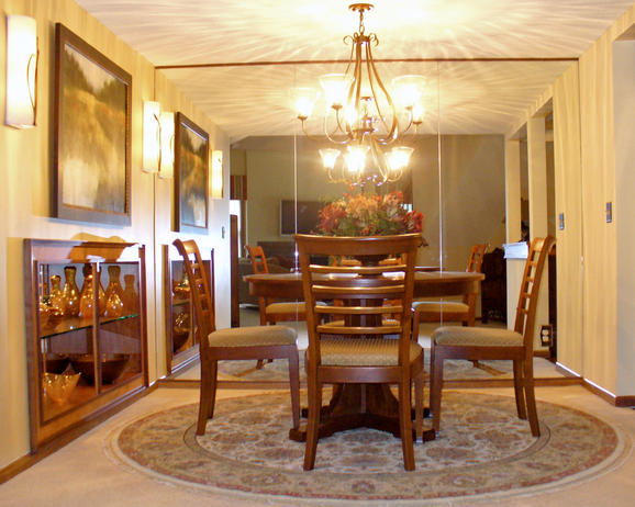 Интериор за класическа трапезария с маса и столове от светло дърво