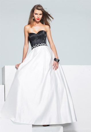 Дълга рокля без презрамки тип принцеса с бяла пола и черен корсет за бал 2012