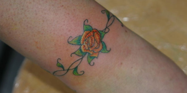 Татуировка гривна с роза