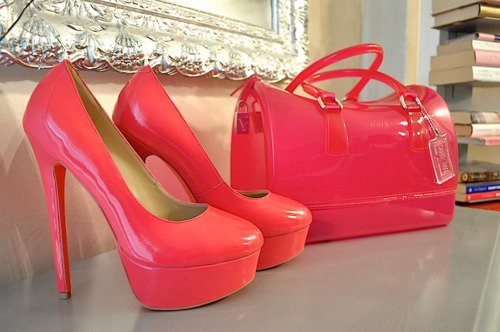 Червени високи обувки с платформа и чанта тип куфарче Furla