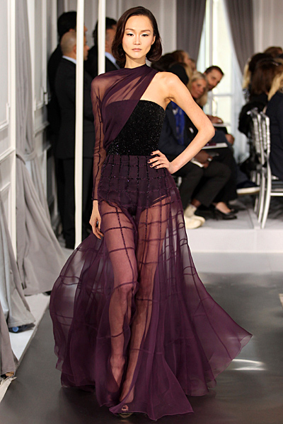 Дълга рокля с черен корсет, покрит с прозрачен увит лилав воал Haute Couture на Dior за Пролет-Лято 2012