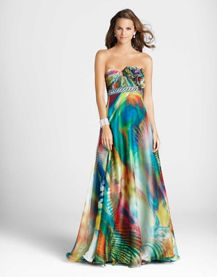Дълга рокля без презрамки преливащи тропически цветове за бал 2012