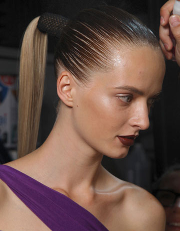 Опъната по скалпа лъскава коса в опашка за Donna Karan пролет 2012