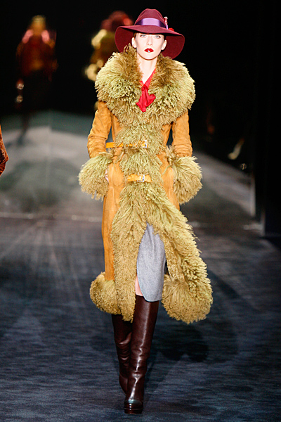 Дълго палто в цвят охра Gucci Есен-Зима 2011