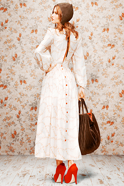 Бяла разкроена леко рокля с копчета отзад Ulyana Sergeenko есен-зима 2011