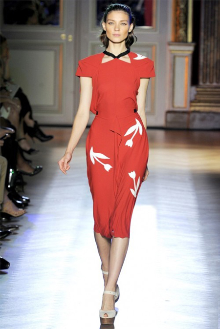 Червена рокля с бели лалета  Roland Mouret пролет 2012