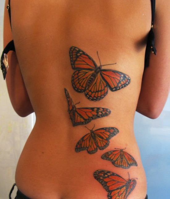 Татуировка за гърба големи цветни пеперуди