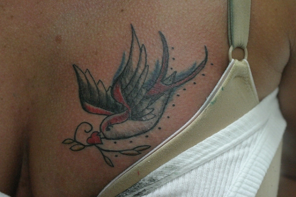 Татуировка птица носеща сърчице 