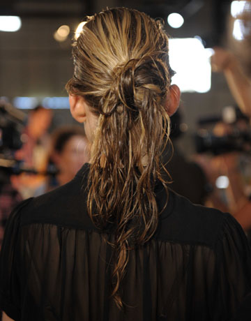 Коса в кок ниско отзад с ефект мокра коса - ревю Helmut Lang пролет 2012