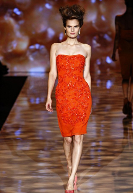 Червена коктейлна рокля без презрамки с блестящи елементи Badgley Mischka пролет 2012