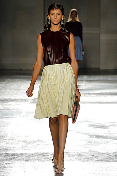 Плисирана пола в цвят шампанско и топ от кожа без ръкави Prada Пролет-Лято 2012